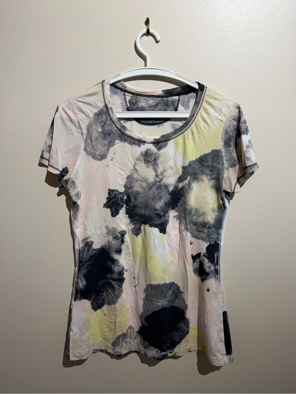 Lululemon Women's T Shirt Size 8 Black Yellow White Workout Wear